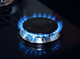 Gasflamme vor schwarzem Hintergrund