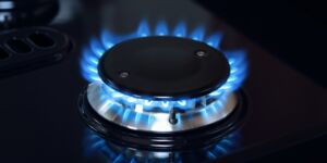 Gasflamme vor schwarzem Hintergrund