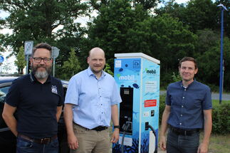 Marcus Schreiber, Jorg Rosenlöcher und Holger Meinen weihen die Ladesäule am AltOa ein