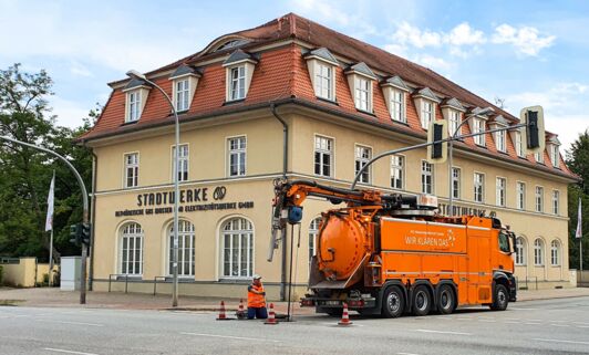Saugspülwagen vor dem Firmengebäude der Stadtwerke Stendal in der Rathenower Straße