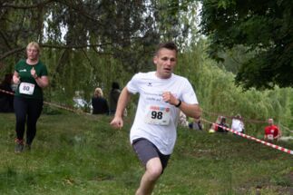 ein Mitarbeiter der Stadtwerke Stendal beim Zieleinlauf