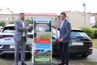 Thomas Bräuer und Andreas Brohm vor der Ladesäule in Tangerhütte