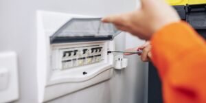 Arbeiten am Sicherungskasten