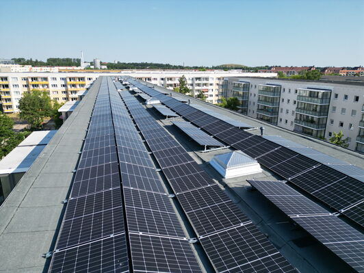 Blick auf die Photovoltaikaufdachanlage auf der Robert-Dittmann-Straße 10-10E
