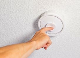 an der Decke montierter Rauchmelder