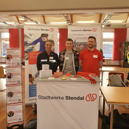 Zwei Azubis der Stadtwerke Stendal und der Personalverantwortliche Herr Junker auf der Azubimesse