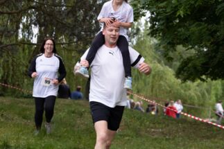 zwei Mitarbeiter der Stadtwerke Stendal beim Zieleinlauf