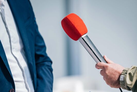 rotes Mikrofon, das im Interview eingesetzt wird