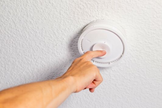 an der Decke montierter Rauchmelder