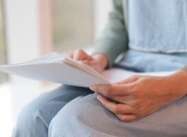 Eine Person, die ihre Jahresverbrauchsabrechnung überprüft