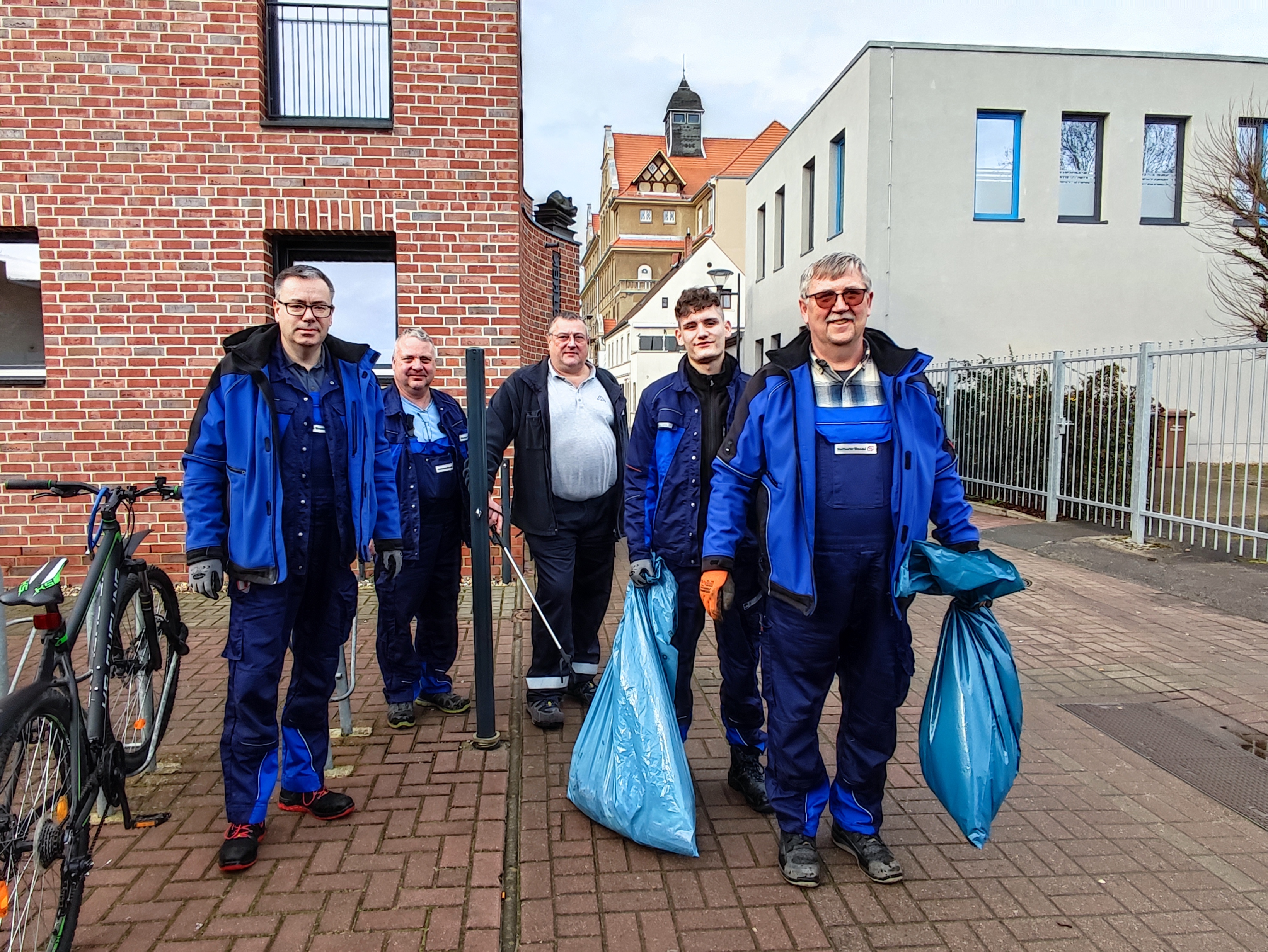fünf Mitarbeiter der Stadtwerke Stendal, die an der Trafostation Birkenhagen Müll gesammelt haben