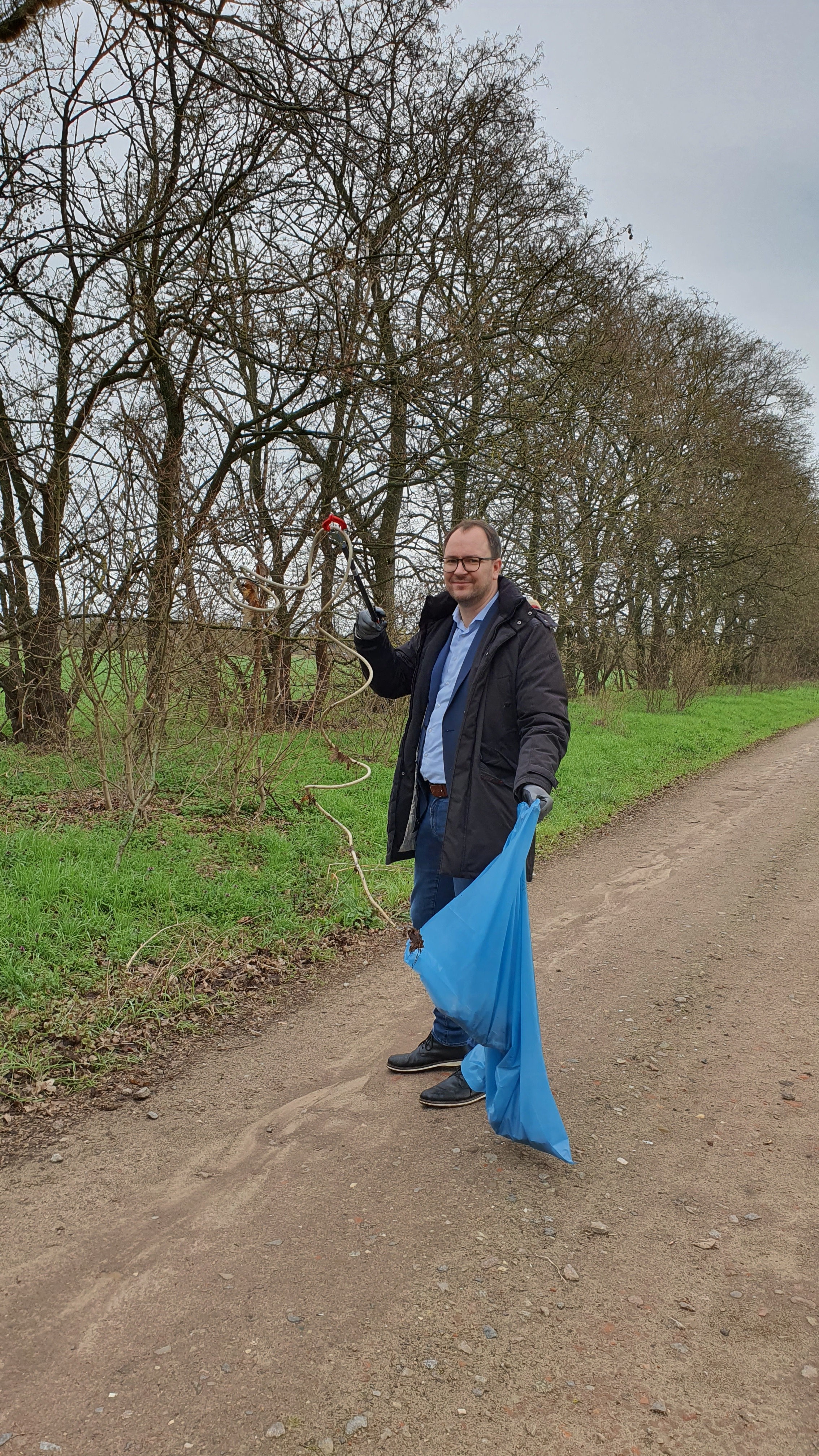 ein Mitarbeiter der Stadtwerke Stendal bei der Frühjahrsputzaktion 2023