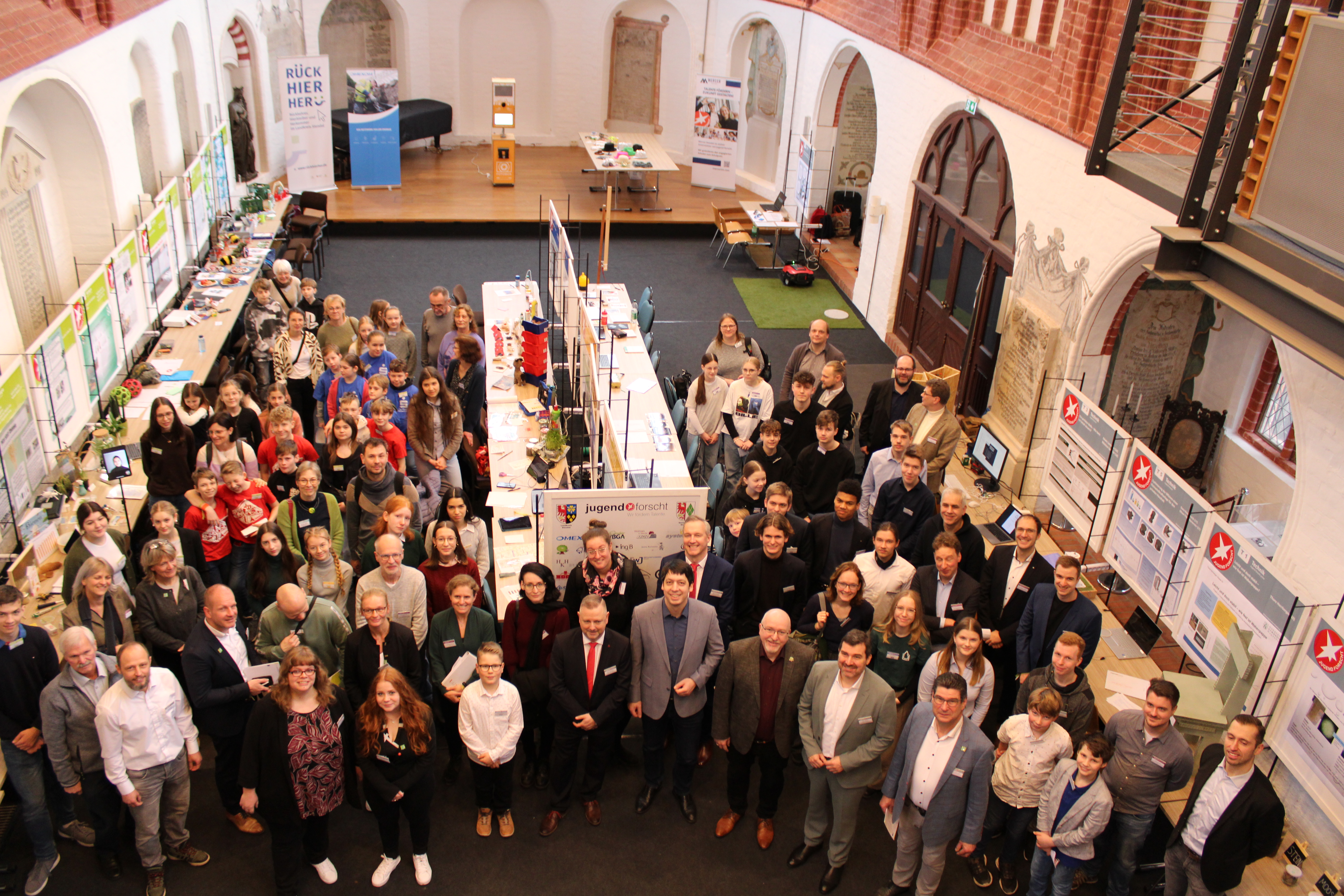 Gruppenfoto aller Beteiligten beim Jugend forscht Regionalwettbewerb 2025 in Stendal