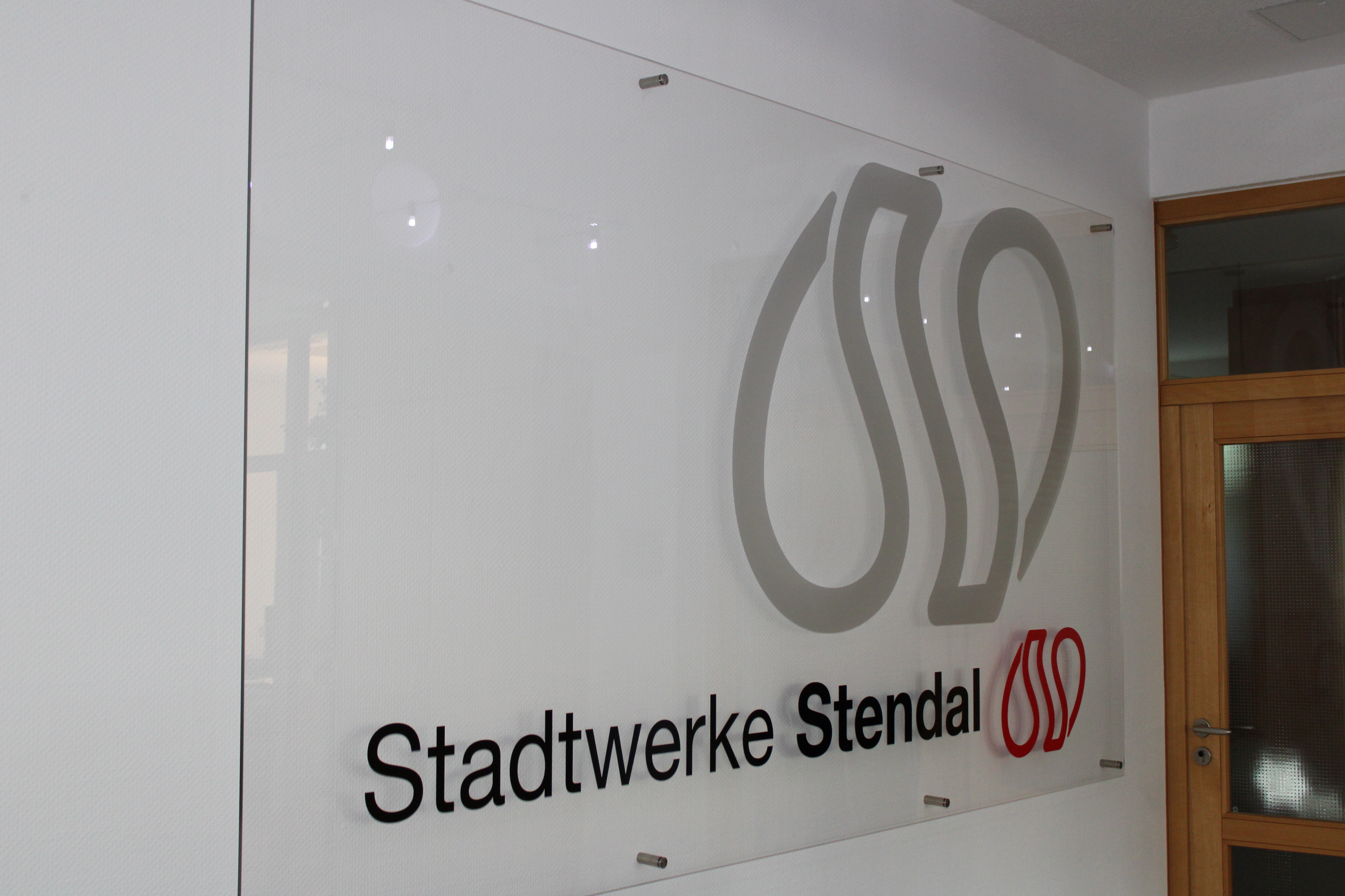 Die neue Plexiglasscheibe mit Stadtwerke Logo im Kundencenter
