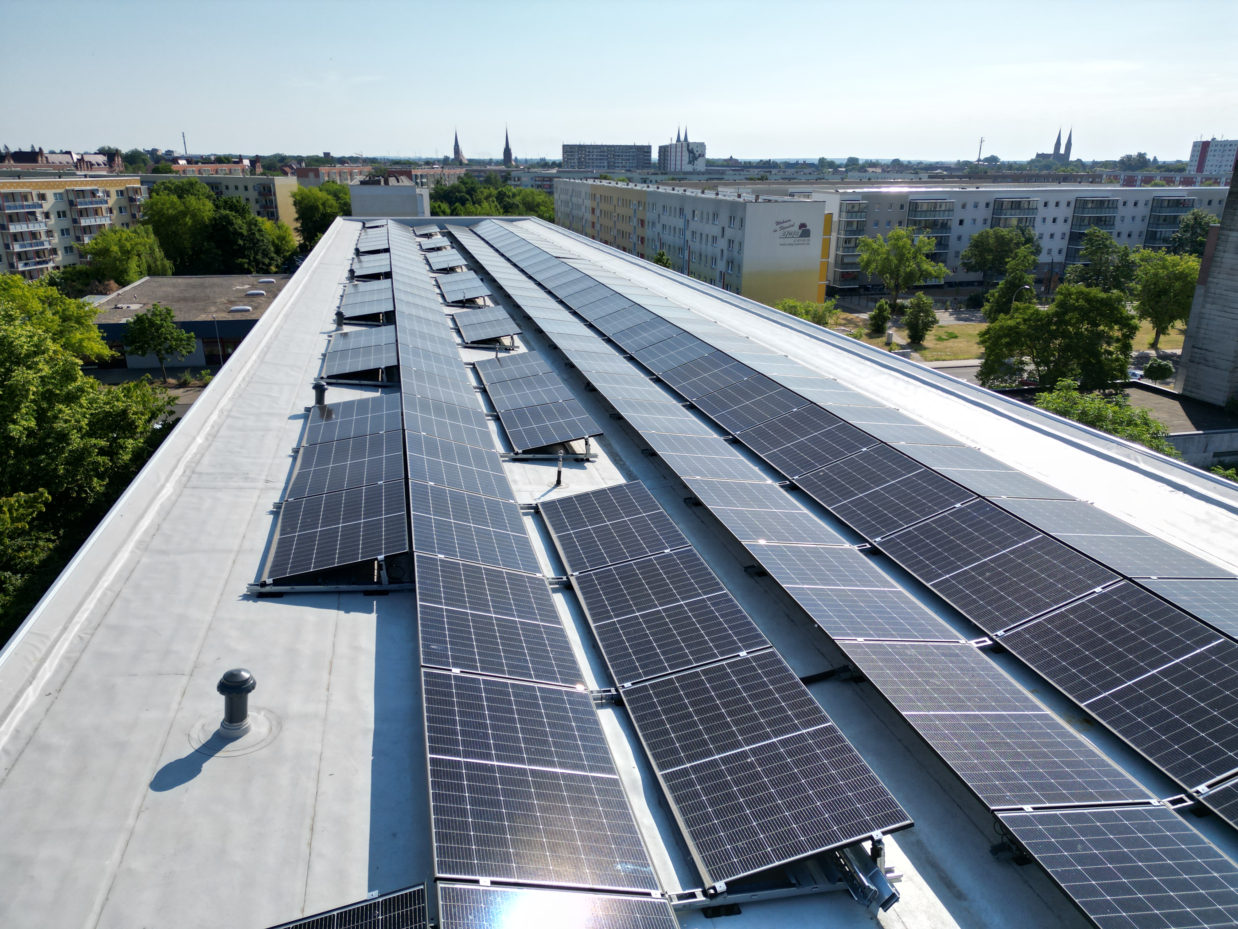 Blick auf die Photovoltaikaufdachanlage auf der August-Bebel-Straße 2-8