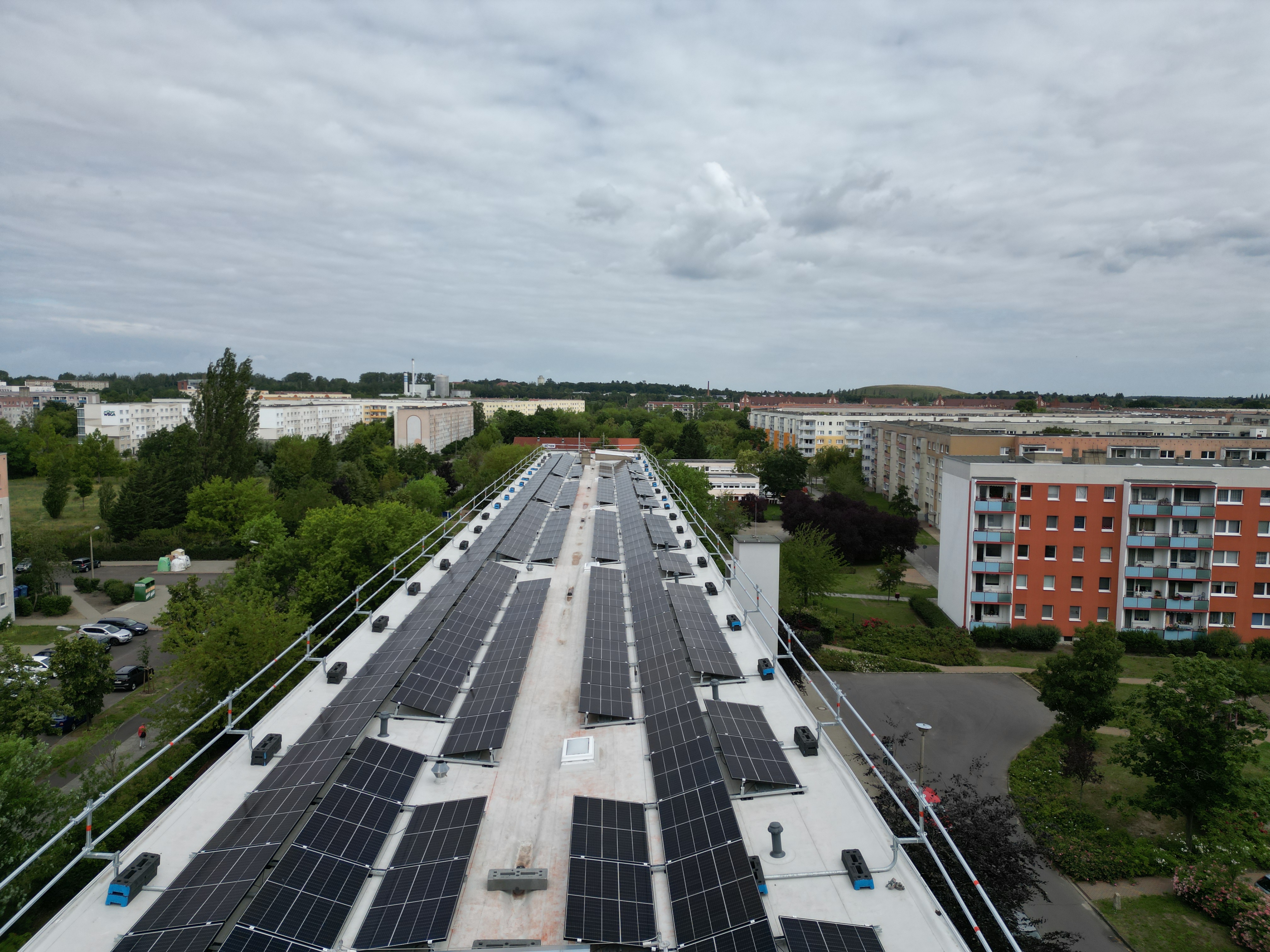 Blick auf die Photovoltaikaufdachanlage auf der Carl-Hagenbeck-Straße 33-41